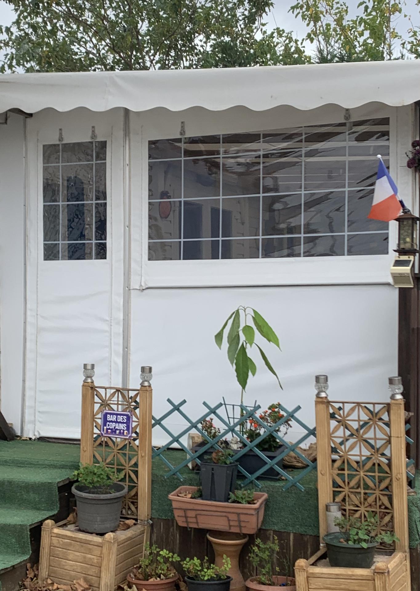 Côté de terrasse avec fenêtre et porte